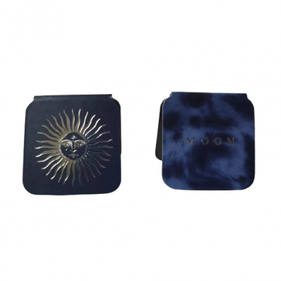 Dois porta-copos quadrados azul escuro, um com sol dourado e outro com palavra MOON dourada