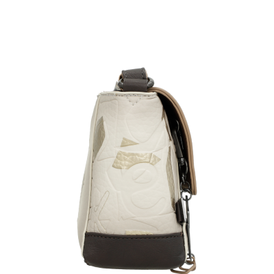 Mala de mão branca com padrão em relevo e detalhes castanhos vista de lado