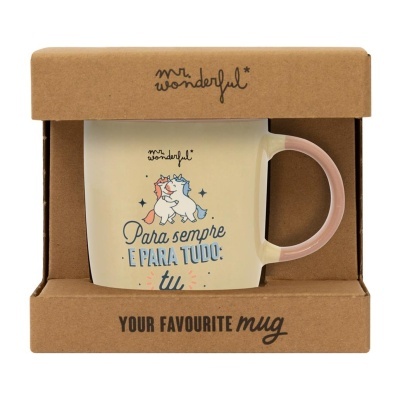 Caneca de cerâmica com ilustração de dois unicórnios abraçados e frase em português em embalagem de cartão.