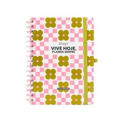 Agenda com padrão xadrez rosa e branco e flores verdes com texto motivacional