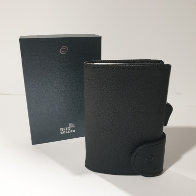 Carteira preta de pele com fecho de aba ao lado da caixa preta com texto RFID secure