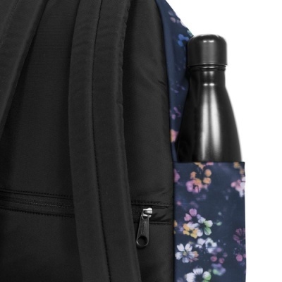 Mochila preta com bolso azul estampado com flores e garrafa térmica preta