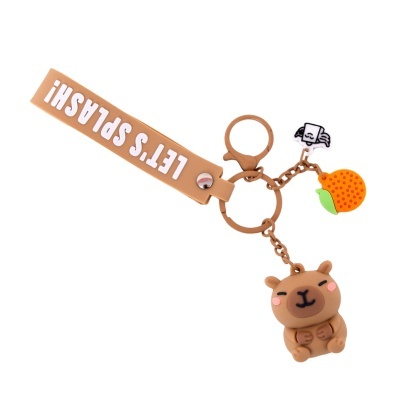 Chaveiro castanho com figura de urso, fita LETS SPLASH! e pendentes laranja e figura branca