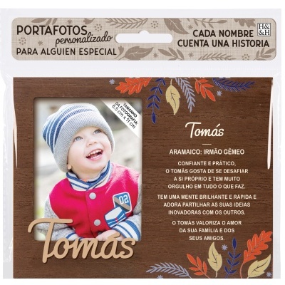 Porta-fotos personalizado em madeira com o nome Tomás e decoração de folhas coloridas