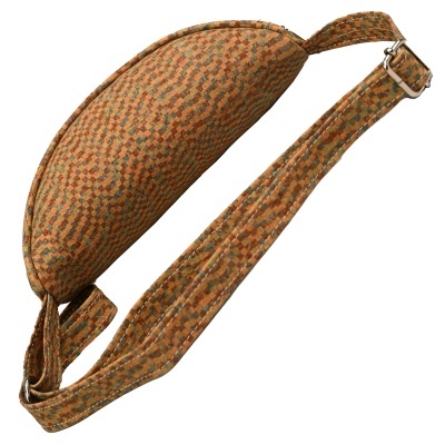 Bolsa tipo bag castanha e verde com texturas e fivela metálica