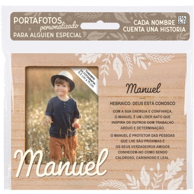 Porta-fotos personalizado de madeira clara com foto de criança e texto sobre o nome Manuel