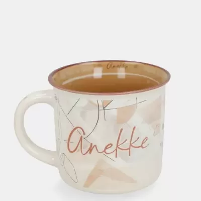 Caneca em cerâmica creme com padrão geométrico e texto Anekke