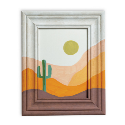 Moldura de madeira pintada com paisagem desértica estilizada e cacto