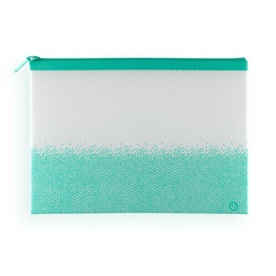 Estojo rectangular verde e branco com padrão de pequenas manchas e fecho de correr verde