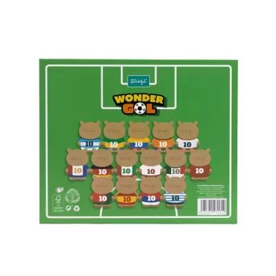 Conjunto de pequenos bonecos de ursos com camisolas de futebol em fundo verde em forma de campo