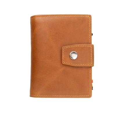 Carteira castanha em pele com fecho de botão prateado