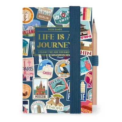 Diário 2026 com capa colorida decorada com autocolantes de viagens e elástico azul
