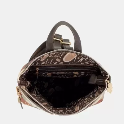 Mochila aberta vista por cima mostrando interior com padrão castanho e fecho dourado com trevo.