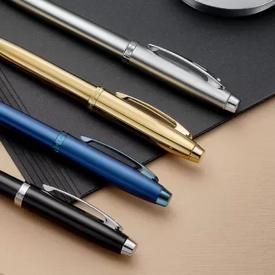 Conjunto de quatro canetas metálicas em prata, dourado, azul e preto com clips prateados