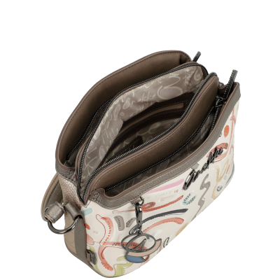 Mala de ombro com padrão colorido, interior cinza estampado e pendente decorativo circular