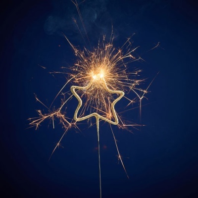 Vela de festa estrela a arder com faíscas