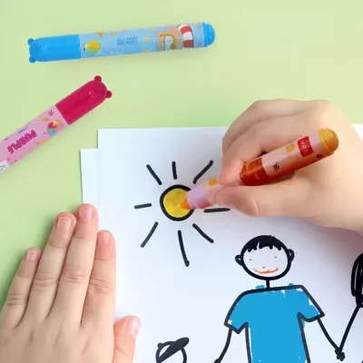 Marcadores de feltro coloridos a desenhar num papel com desenho infantil