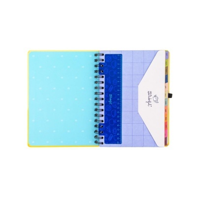 Agenda aberta com capa amarela, contra-capa azul clara, régua azul e envelope branco interno.