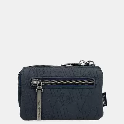 Carteira pequena azul escura com fecho metálico e textura de letras