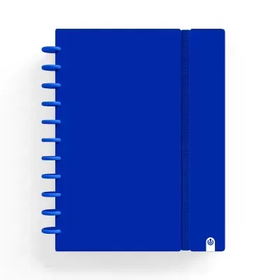 Caderno azul com argolas e elástico, fundo branco