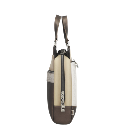 Mala de mão em couro com alça castanha e fecho metálico central vista de lado