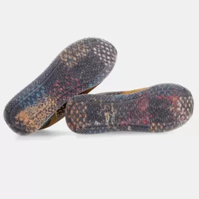 Solas de ténis coloridas em borracha transparente com padrões texturizados