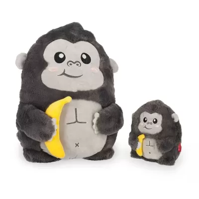 Dois peluches gorila cinzento e bege segurando bananas amarelas.