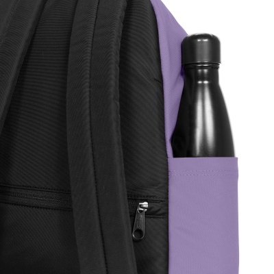 Mochila preta com bolso lateral lilás e garrafa preta