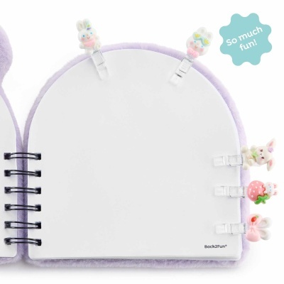 Caderno lilás felpudo com folhas branquinhas, clipes coelhos coloridos e texto So much fun!