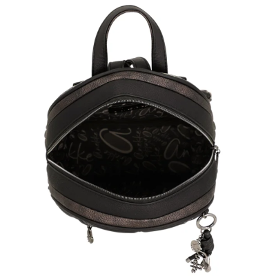 Mochila pequena preta com detalhes metálicos e interior com padrão de texto