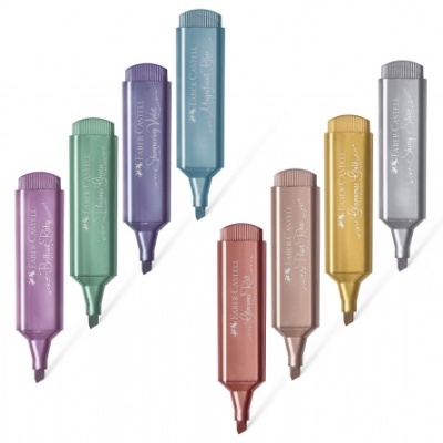 Sete marcadores de texto Faber-Castell de várias cores metálicas dispostos sobre fundo branco