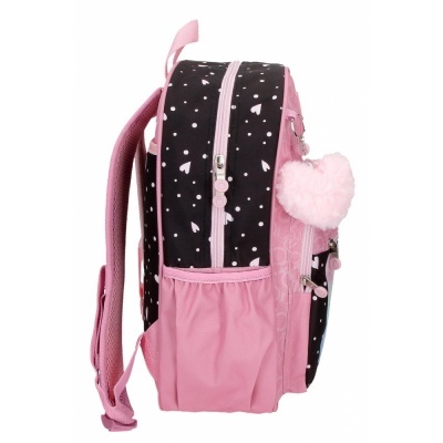 Mochila infantil rosa e preta com padrão de corações e chaveiro de pompom em forma de coração