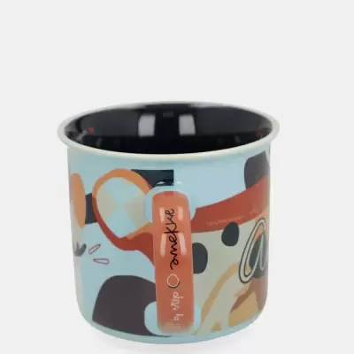 Caneca metálica com padrão abstrato e asa laranja com texto