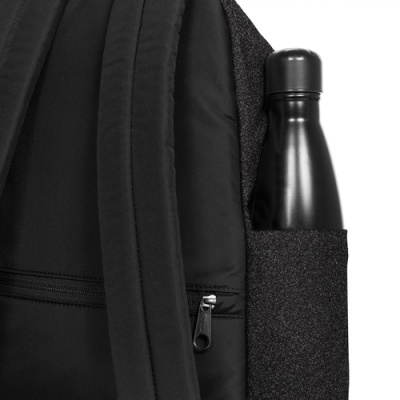 Garrafa metálica preta numa bolsa lateral de mochila preta