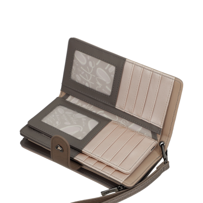 Carteira feminina bege e castanho aberta com compartimentos para cartões e alça de pulso