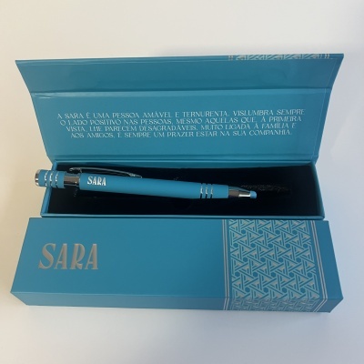Estojo azul com caneta azul personalizada com o nome SARA