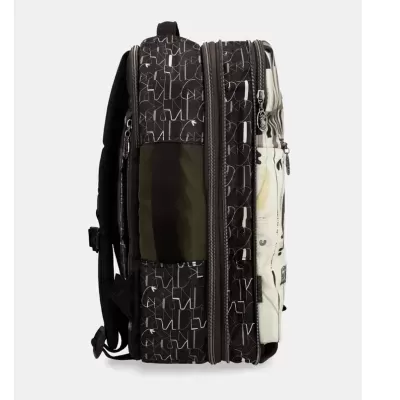 Mochila preta com padrão de letras, bolsos verdes e brancos, fechos metálicos