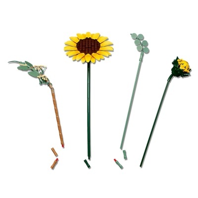 Ramos de flores de plástico com pétalas amarelas e folhas verdes sobre fundo branco