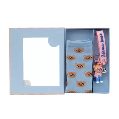 Caixa com meias azuis e porta-chaves rosa de ursinho