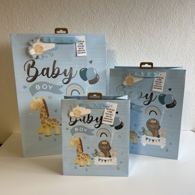 Três sacos de presente de bebé azuis com decoração alegre e texto Baby BOY.