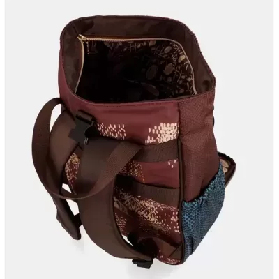 Mochila colorida com padrão abstrato, zíper dourado e alças castanhas