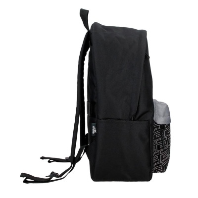 Mochila preta com bolso cinzento e padrão geométrico