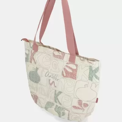 Mala de ombro bege com padrão de letras vermelhas e verdes e alças rosas