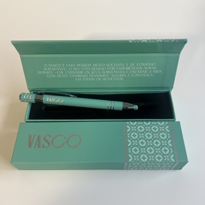 Estojo verde pastel com caneta verde e texto interno em português