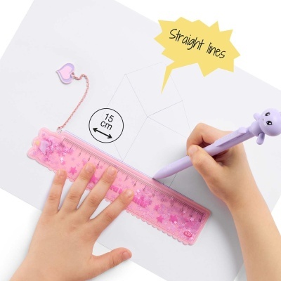 Régua rosa com estrelas e caneta lilás com figura de coelho desenhando linhas retas no papel