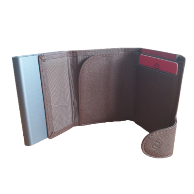 Carteira de couro castanho com compartimentos vermelhos e estrutura metálica prateada