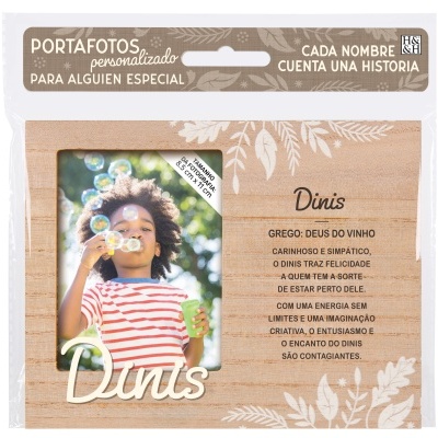 Porta-fotos personalizado em madeira clara com nome Dinis e fotografia de menino a soprar bolhas.
