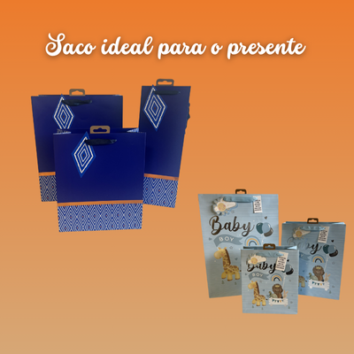 Sacos para presentes em azul escuro com padrão geométrico e sacos em azul claro com tema de bebé, texto Baby BOY e desenhos de urso e pássaro.