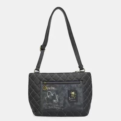 mala preta matelassê com alça ajustável e desenho frontal