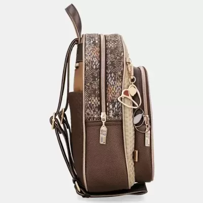 Mochila feminina castanha com fechos dourados e pendentes de metal